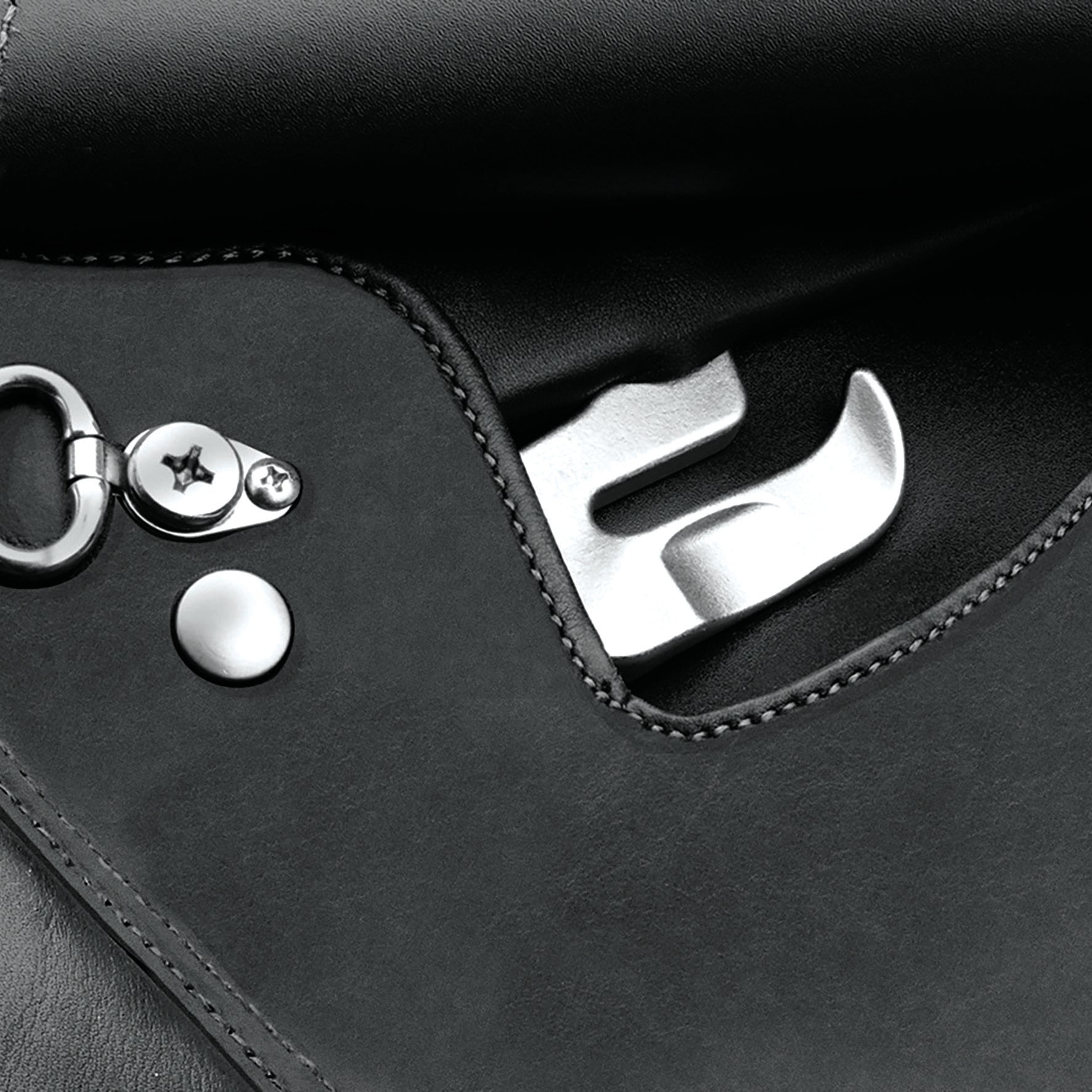 Bates Caprilli Close Contact Classic with Forward Flap